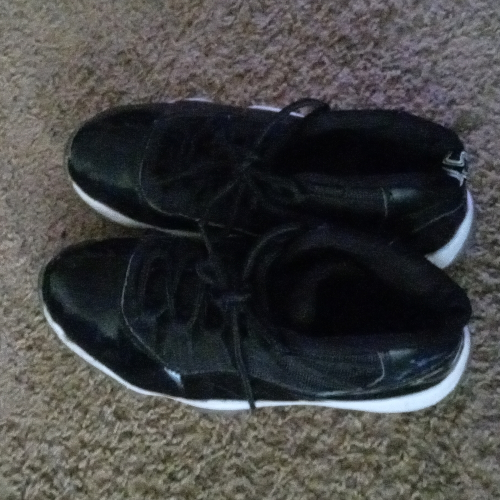 Jordan 11 retro , 8.5 , black